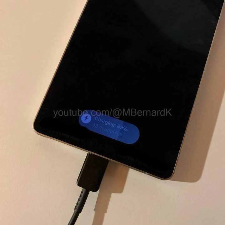 A shot of the One UI 7 charging indicator.
