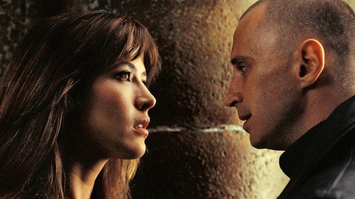 Sophie Marceau and Robert Carlyle as Elektra King and Renard talking in The World Is Not Enough.