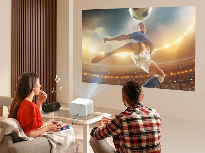 Yaber Projector L2S streaming sports on big screen