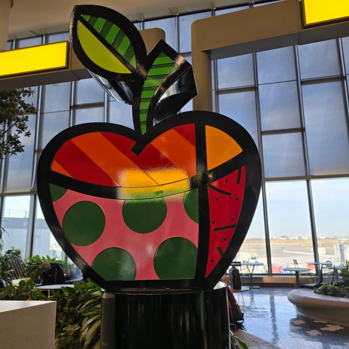 portrait photo of a big apple sign captured on the Galaxy S24 Ultra.