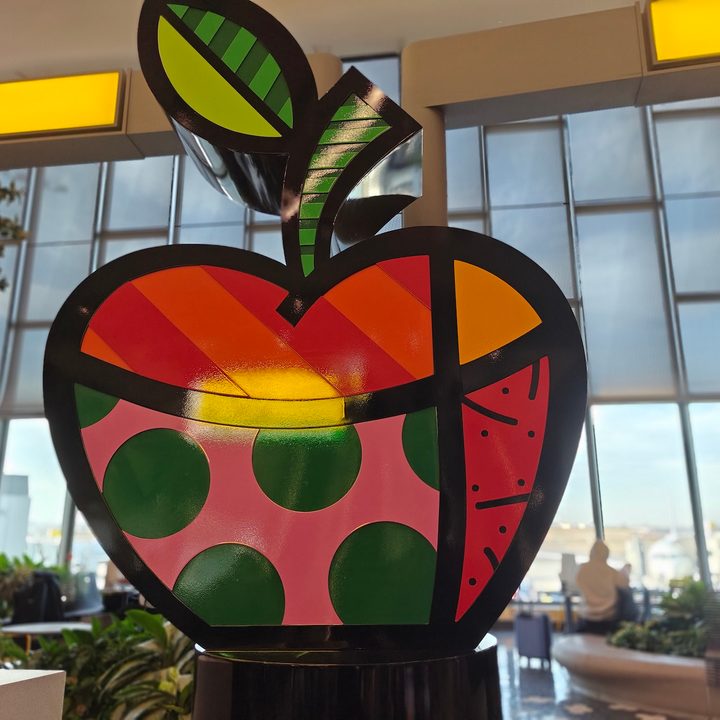 portrait photo of a big apple sign captured on the OnePlus 12.