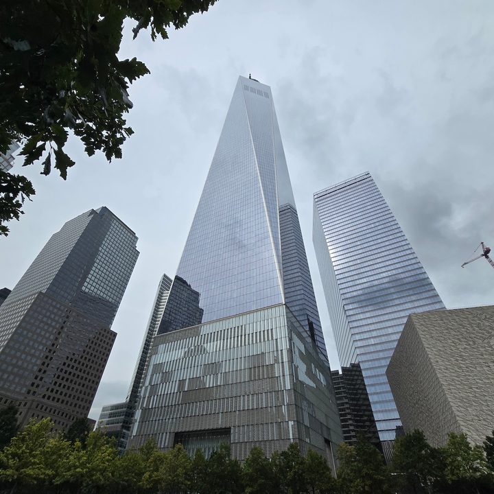 Wide photo of Manhattan skyscraper captured on the Galaxy S24 Ultra.