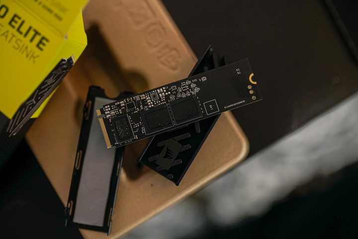 The Corsair MP700 Elite SSD with the heatsink removed.