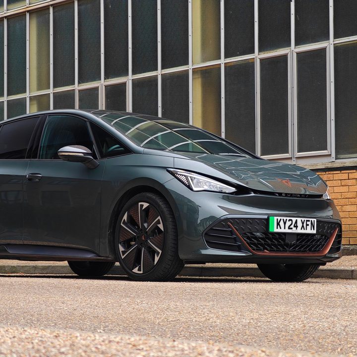 The Cupra Born VZ seen from the front.