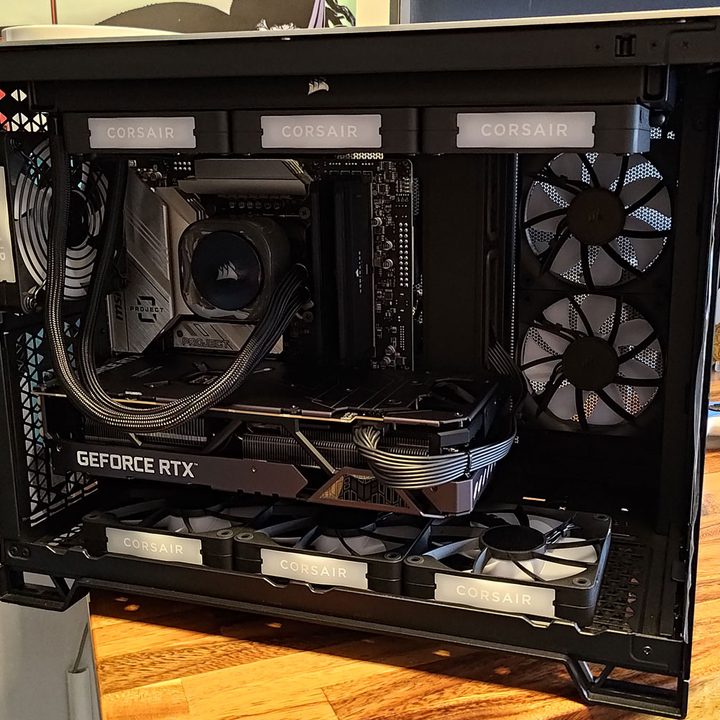 Corsair Vengeance i5100 interior.