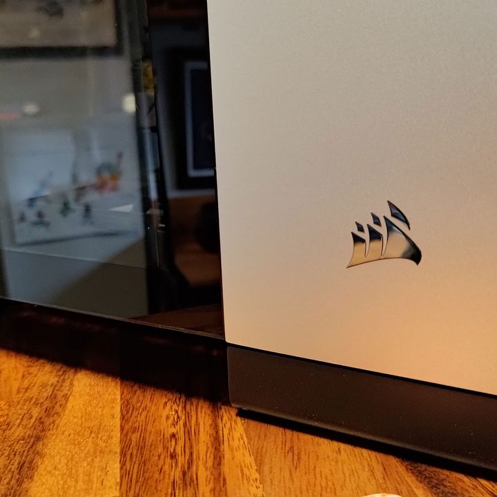 Corsair logo on the Vengeance i5100.