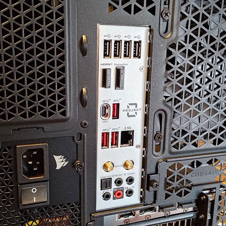 Corsair Vengeance i5100 I/O panel.