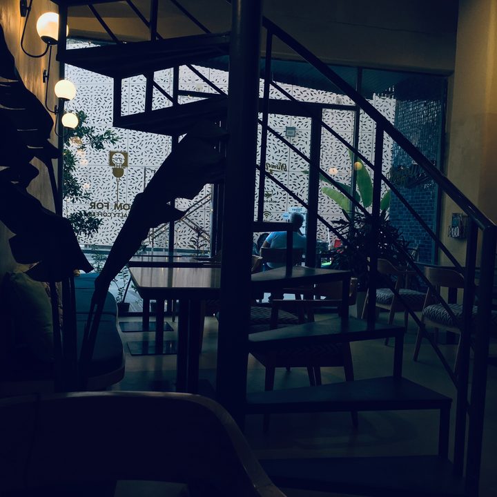 Low light sample of iPhone 6S in a restaurant.
