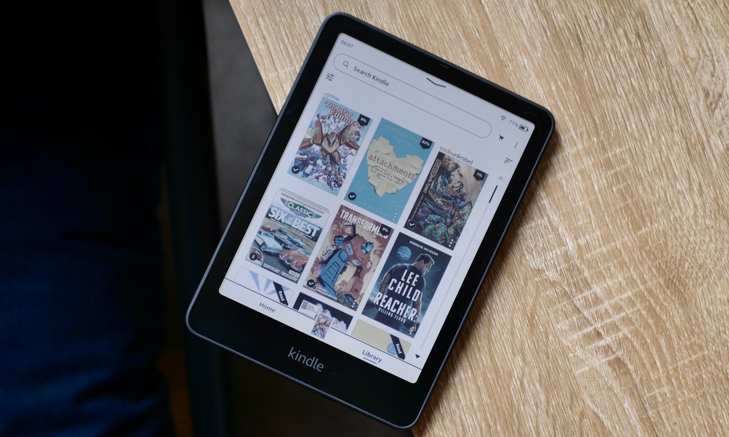 The Library screen on the vAmazon Kindle Colorsoft Signature Edition.