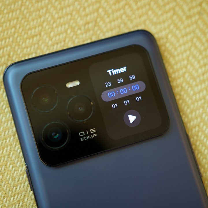 The rear screen on the Lava Agni 3, showing the timer app.