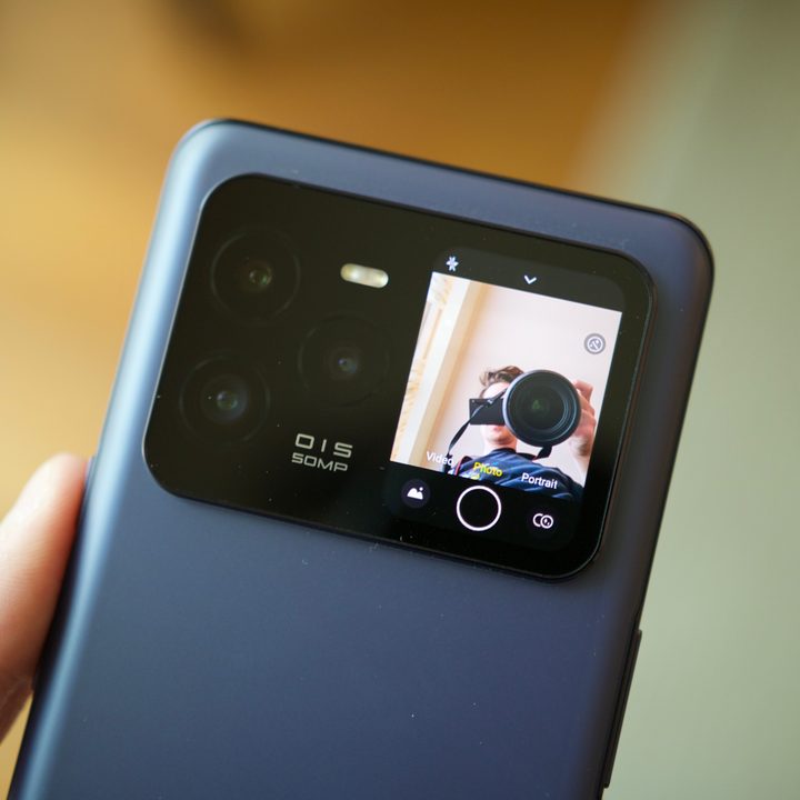 The rear screen on the Lava Agni 3, showing the camera viewfinder.