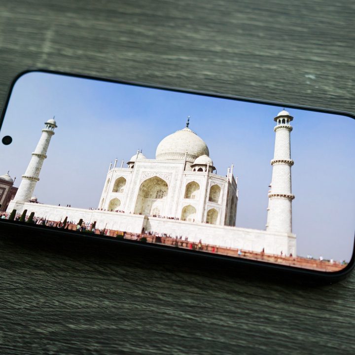 The Oppo Find X8 showing a picture of the Taj Mahal.