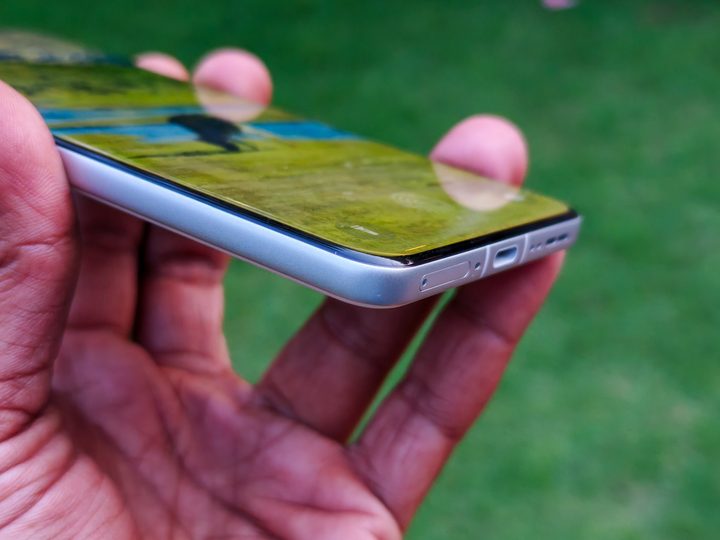 Close up of the quad-curved Find X8 Pro display at an angle