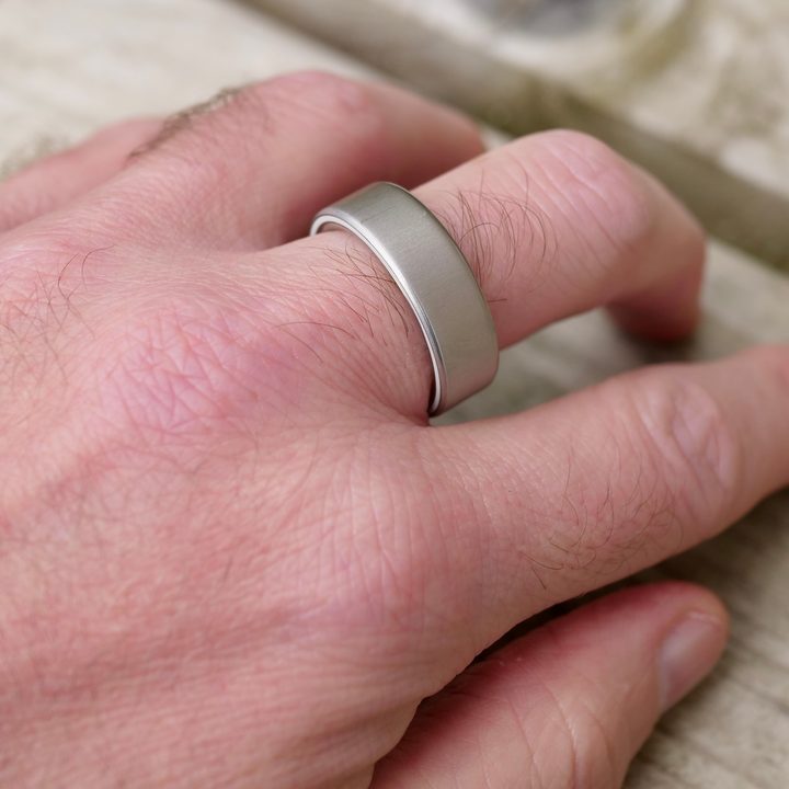A person wearing the Oura Ring 4.