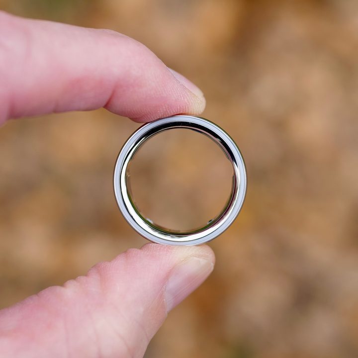 A person holding the Oura Ring 4.