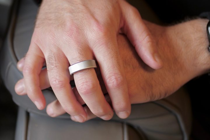 A person wearing the Oura Ring 4.
