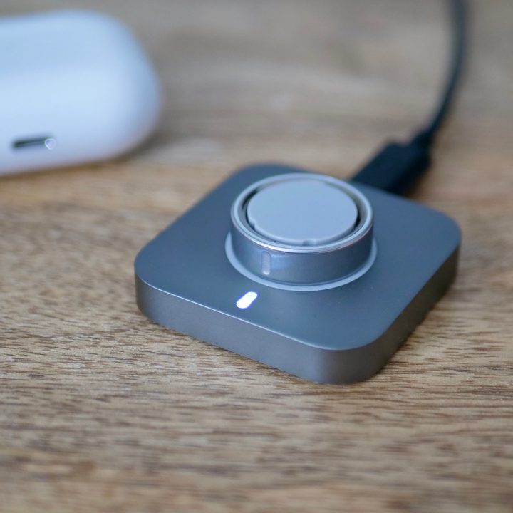 The Oura Ring 4 on charge.