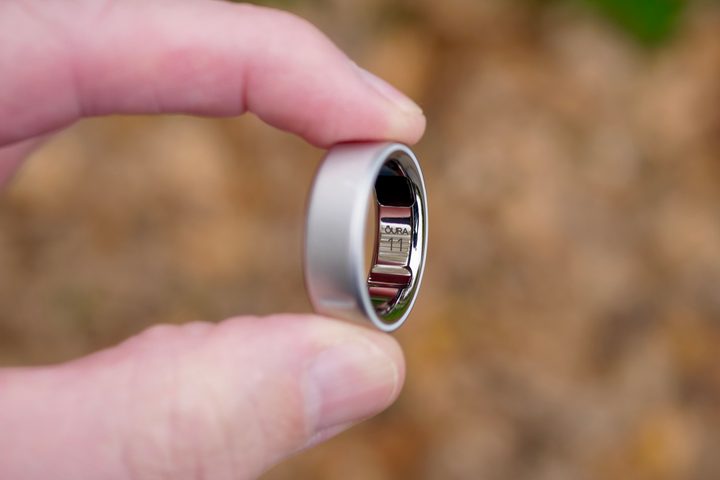 A person holding the Oura Ring 4, showing the size.