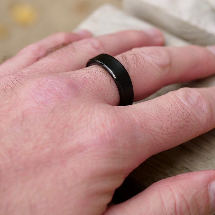 A person wearing the RingConn Gen 2.