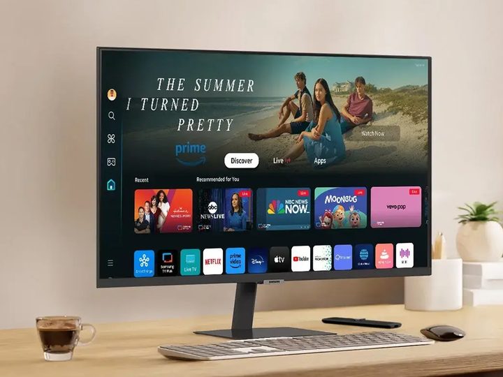 The Samsung 32-inch M70D Smart Monitor on a desktop.