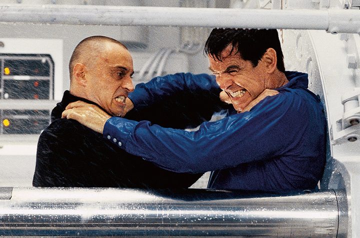 Two men fight in The World is Not Enough.