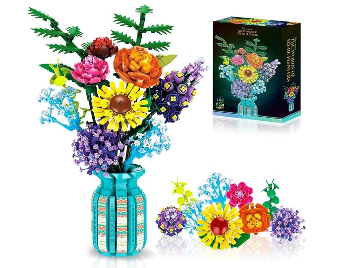 The BrickTribe Flowers Bouquet Building Set with Vase and its box.