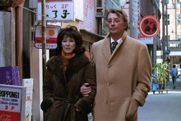 Keiko Kishi and Robert Mitchum walk together in The Yakuza.