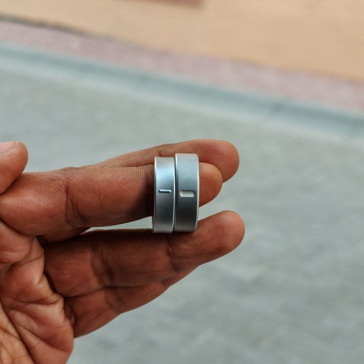 Oura Ring 4 and Galaxy Ring on a finger.