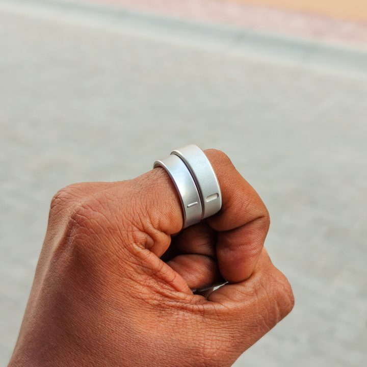 Oura Ring 4 and Galaxy Ring next to each other on the same finger.