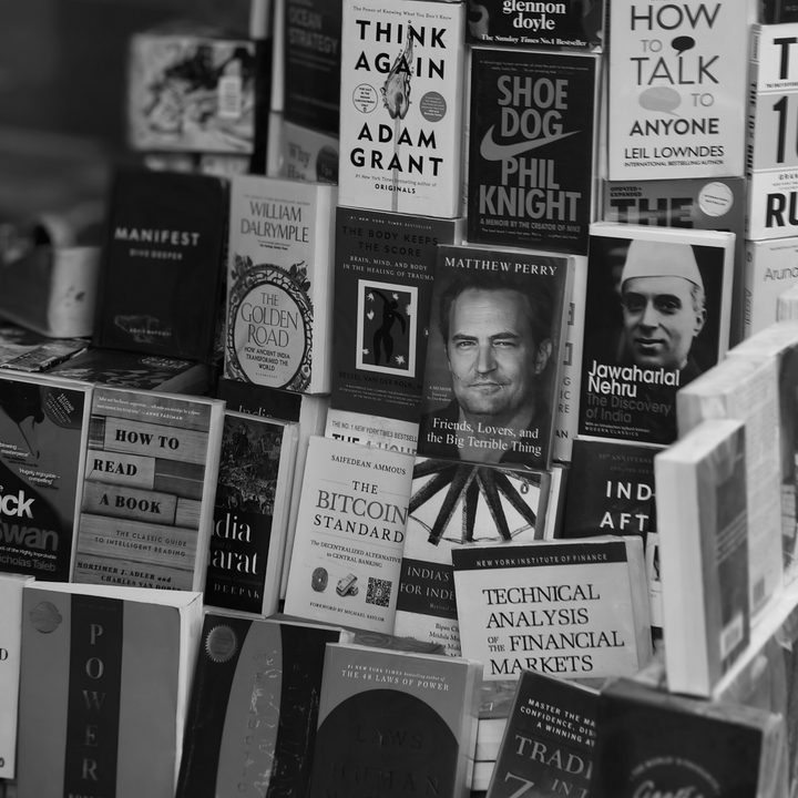 Bookstall with actor Matthew Perry's memoir, captured in black and white with the Vivo X200 Pro.