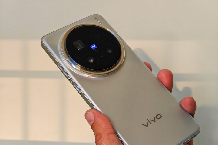 Vivo X200 Pro gray color held in hand.