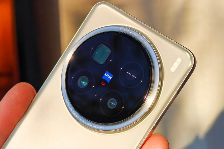 Vivo X200 Pro triple camera model with Zeiss Apochromatic lenses.