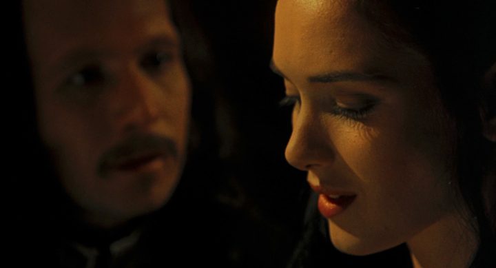A man looks at a woman in Bram Stoker's Dracula.