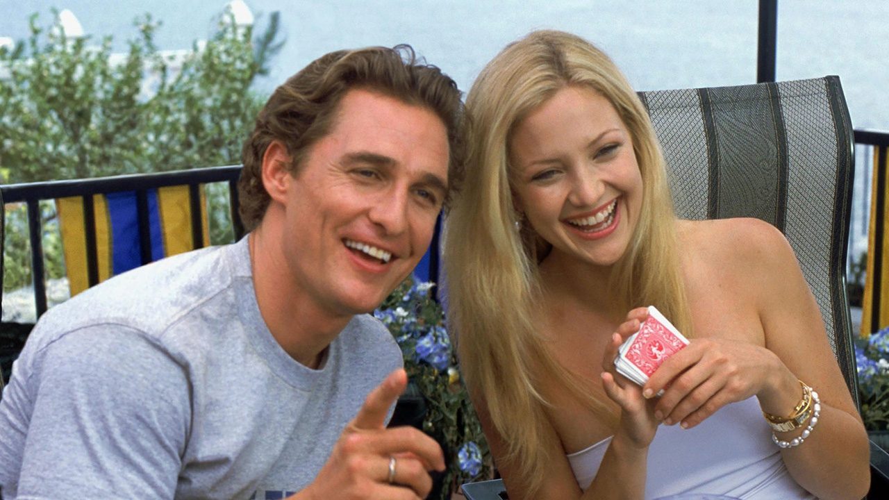 Matthew McConaughey and Kate Hudson with their heads together smiling outside in How to Lose a Guy in 10 Days.