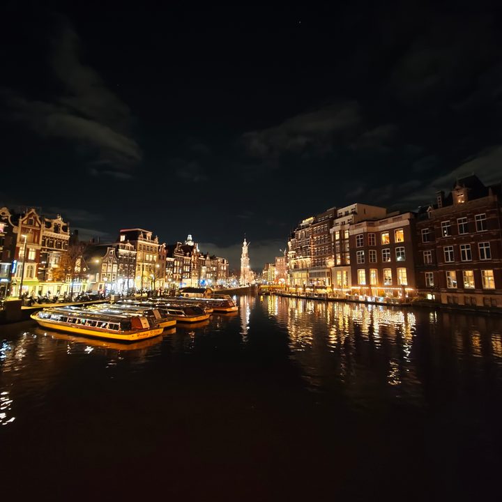 A photo taken with the Xiaomi 14 Ultra's wide-angle camera at night.