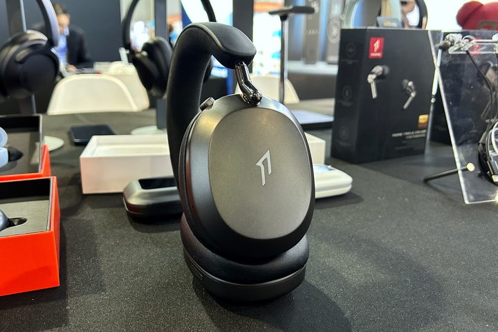 1More SonoFlow Max Over-Ear Headphones HQ70.