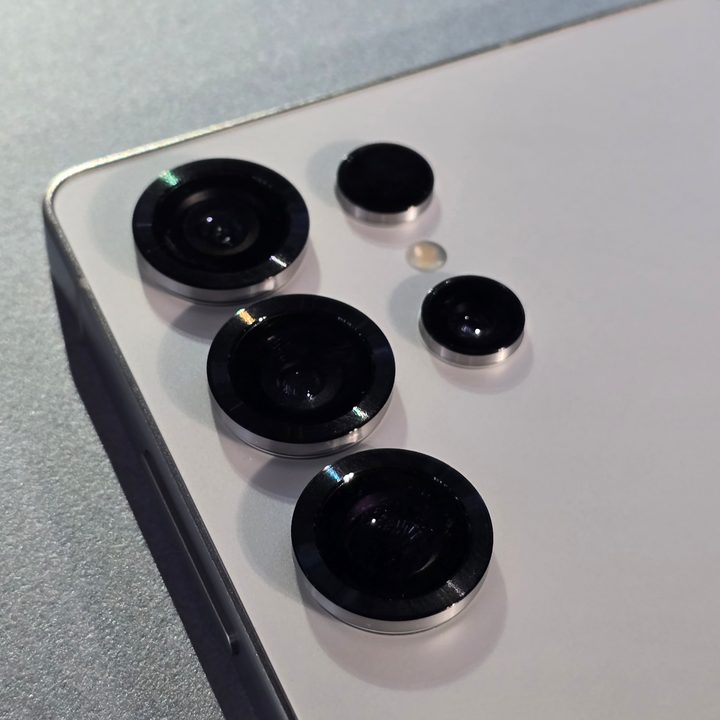 Galaxy S25 Ultra camera array closeup