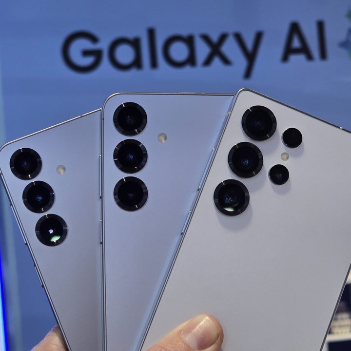 Samsung Galaxy S25 series in front of Galaxy AI sign