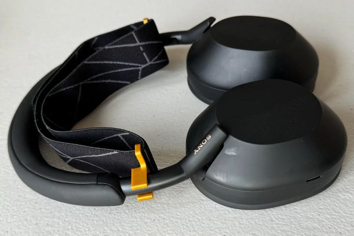 A set of 3D-printed headband holders with an replacement SteelSeries Arctis headband, attached to a set of Sony WH-1000XM5 headphones.