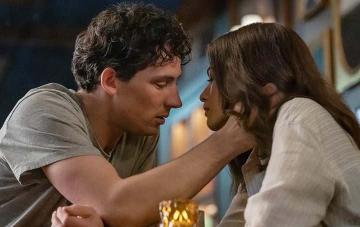 A man talks to a woman in Challengers.