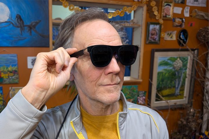 Electrochromic dimming makes Xreal One look like ordinary sunglasses with no eye glow.