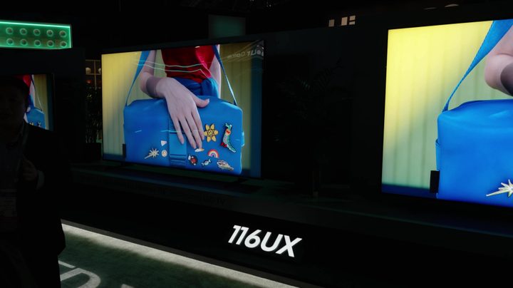 Hisense 116 UX