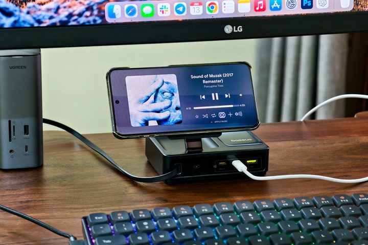 OnePlus 13 charging wireless on Baseus Nomos 5-in-1 magsafe charger.