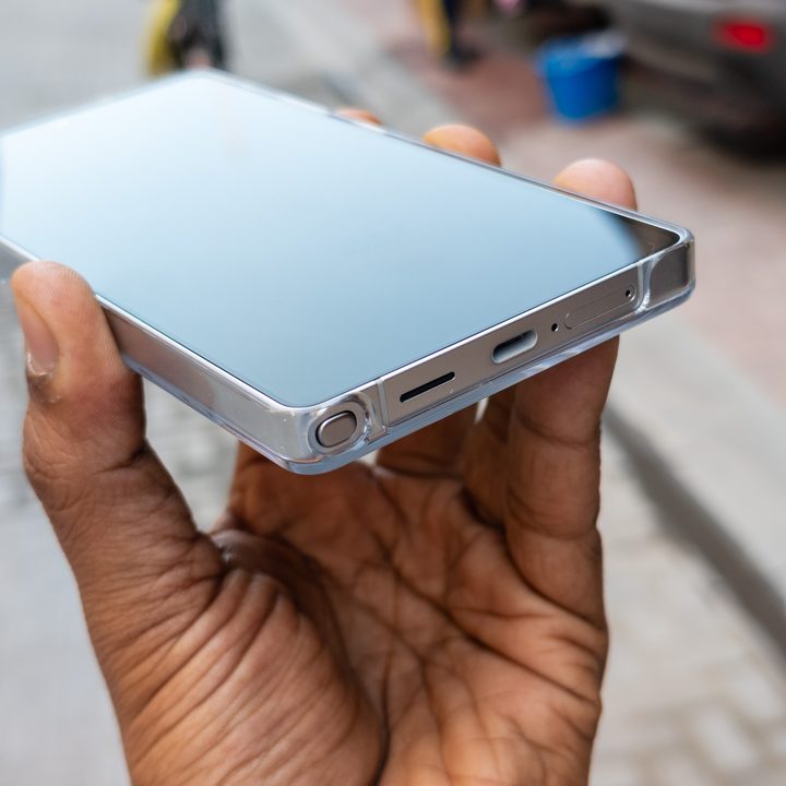The USB port on the Galaxy S25 Ultra Magnetic Charging Cover attached to the phone in the hand