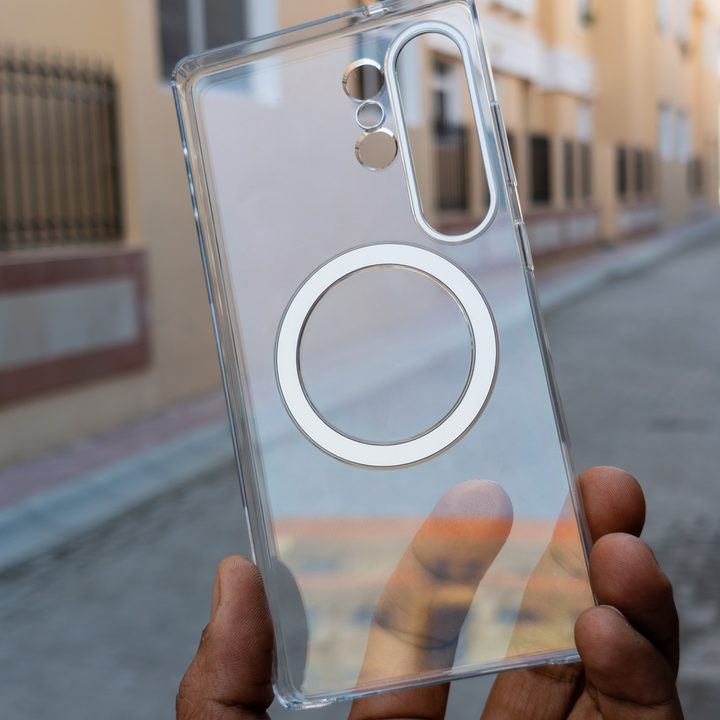 The magnet on the Galaxy S25 Ultra magnetic wireless charging cover