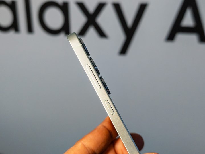 Side profile of the Galaxy S25 Plus in Mint Green