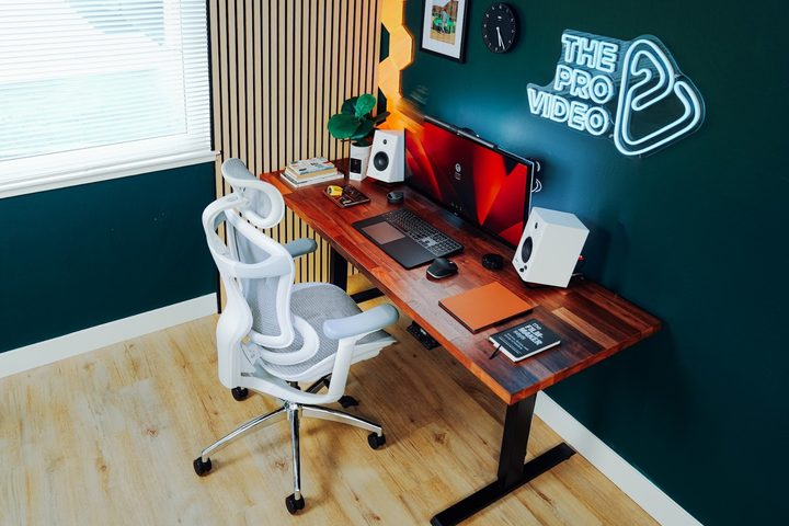 Sihoo's Doro C300 in a fun home office.