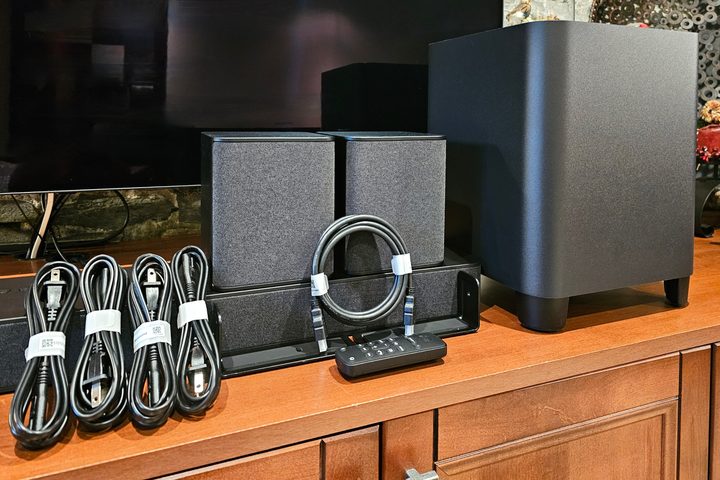 Amazon Fire TV Soundbar Plus: included parts.