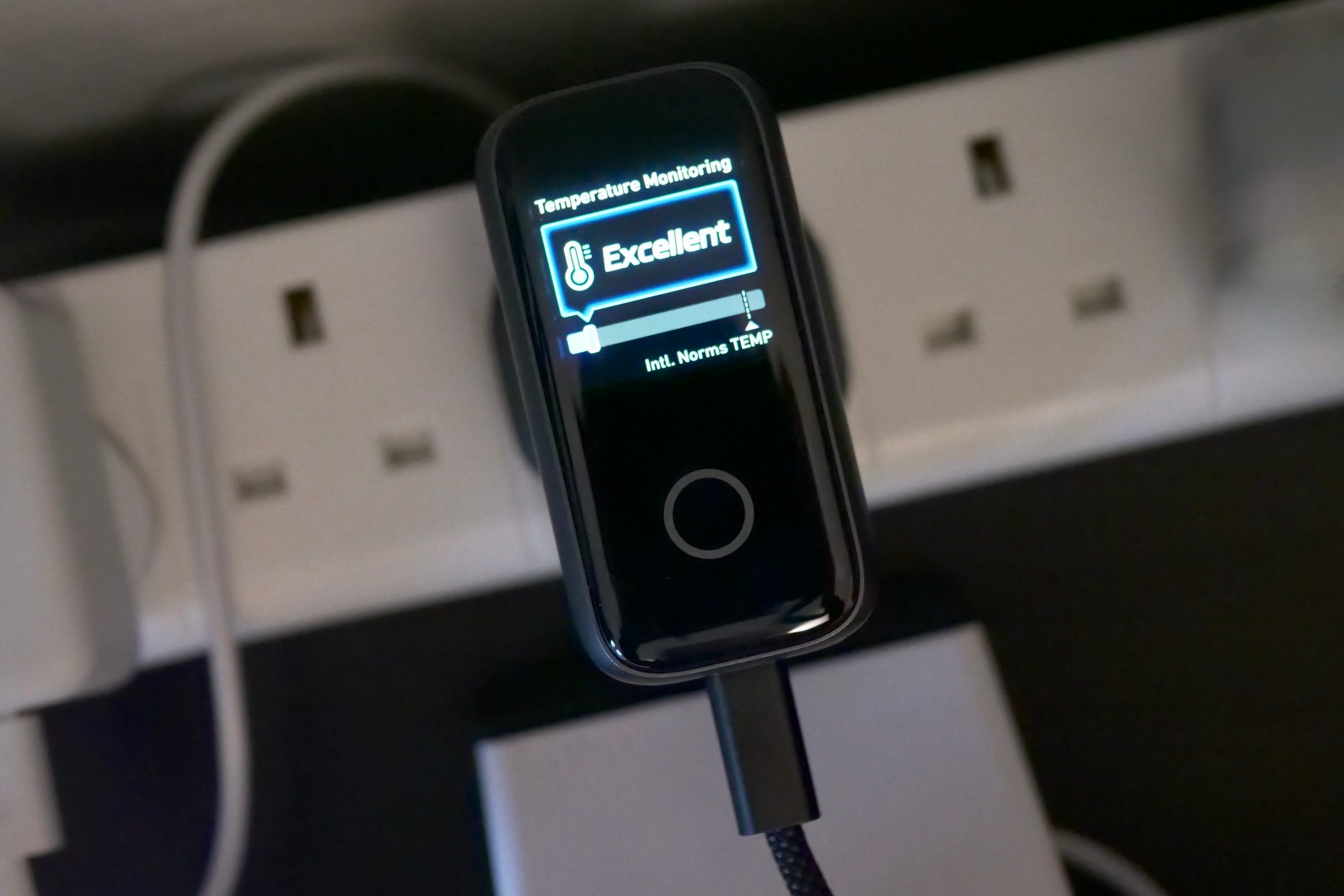 The Anker 140W Wall Charger showing temperature alert screen.