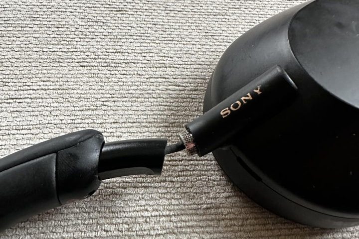 A broken set of Sony WH-1000XM5 posted to Reddit.
